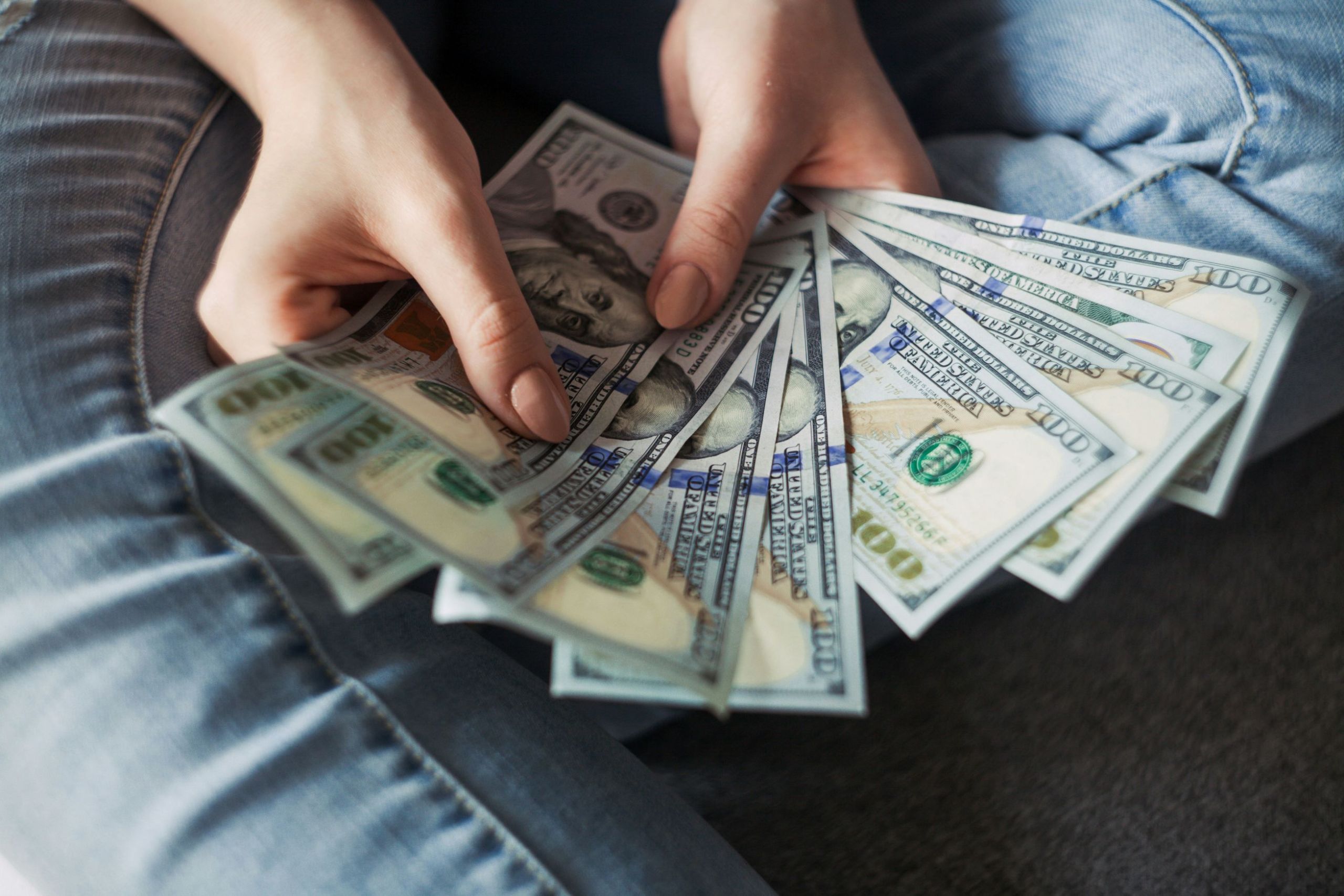 alexander-mils-lCPhGxs7pww-unsplash securing a guaranteed cash advance image 1