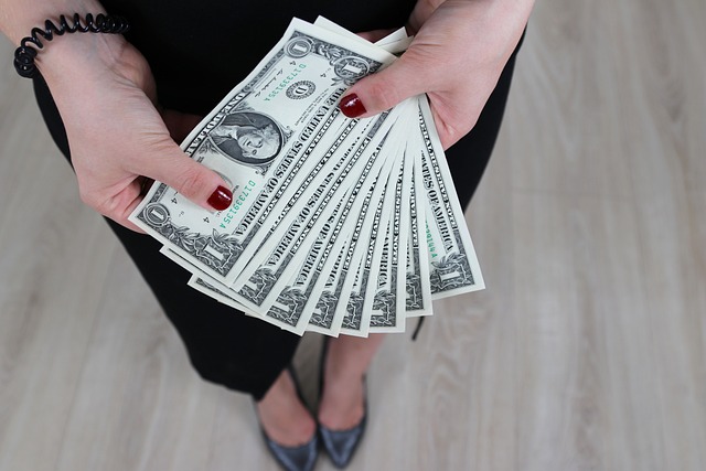 dollar-4515999_640 do you tip Uber drivers in cash image 1